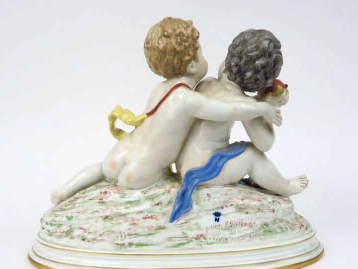 "Amours à la corbeille de fruit" Groupe en porcelaine polychrome de Ca