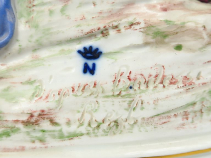 "Amours à la corbeille de fruit" Groupe en porcelaine polychrome de Ca