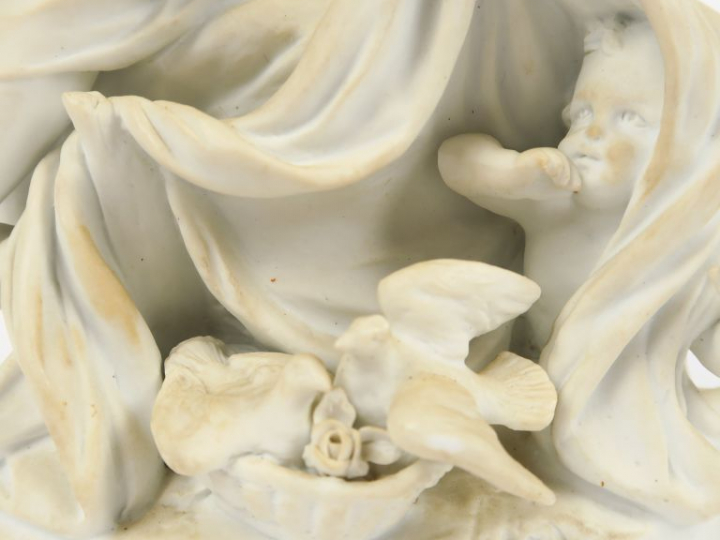 SEVRES d'après FALCONET  "La curiosité" Groupe XIXème en biscuit.  Sig