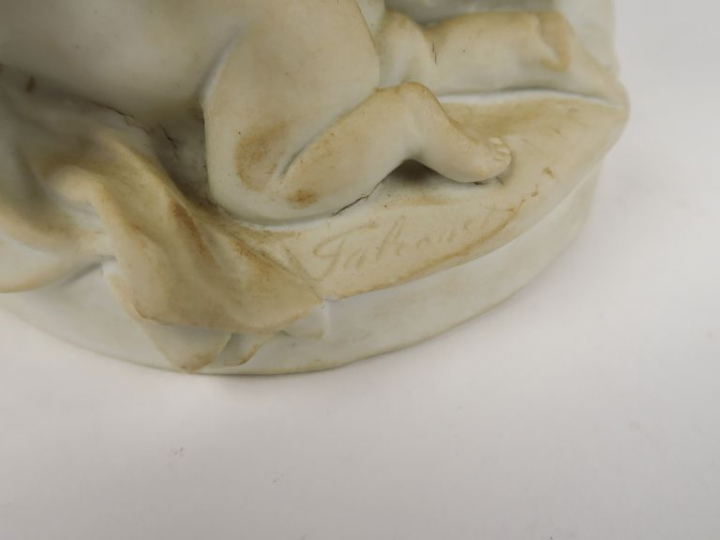 SEVRES d'après FALCONET  "La curiosité" Groupe XIXème en biscuit.  Sig