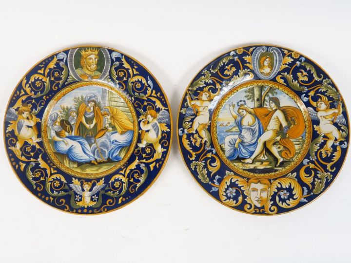 Suite de quatre assiettes XIXème en faïence italienne, à décor ocre et