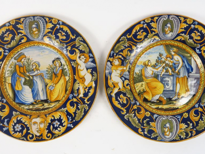 Suite de quatre assiettes XIXème en faïence italienne, à décor ocre et