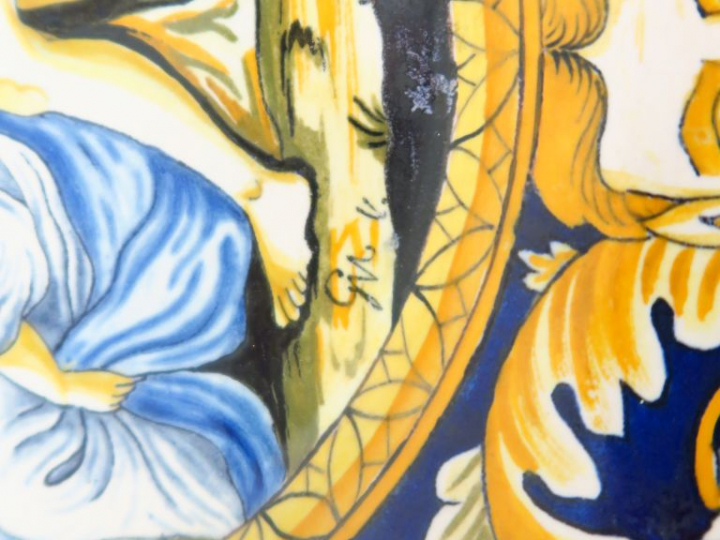 Suite de quatre assiettes XIXème en faïence italienne, à décor ocre et