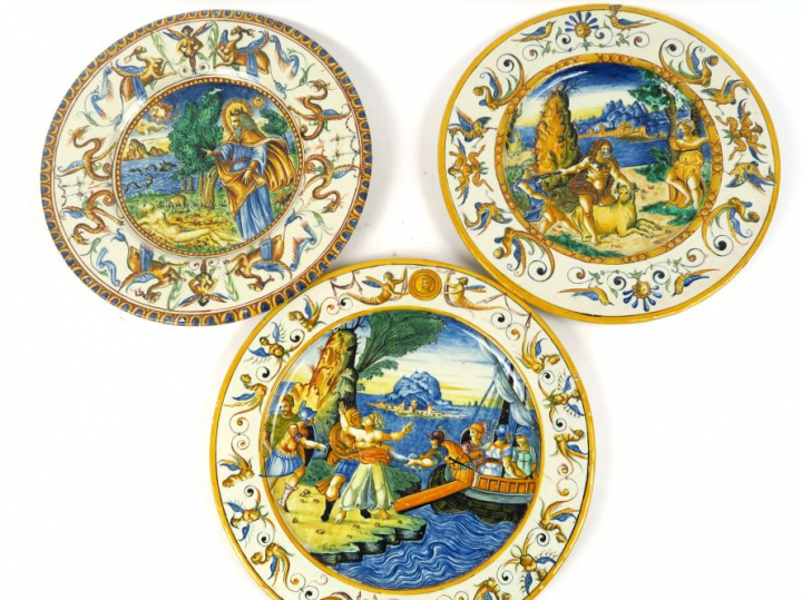 Lot comprenant :  - une paire d'assiettes XIXème en faïence polychrome