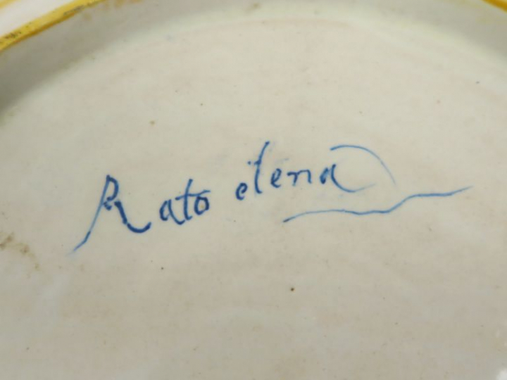 Lot comprenant :  - une paire d'assiettes XIXème en faïence polychrome