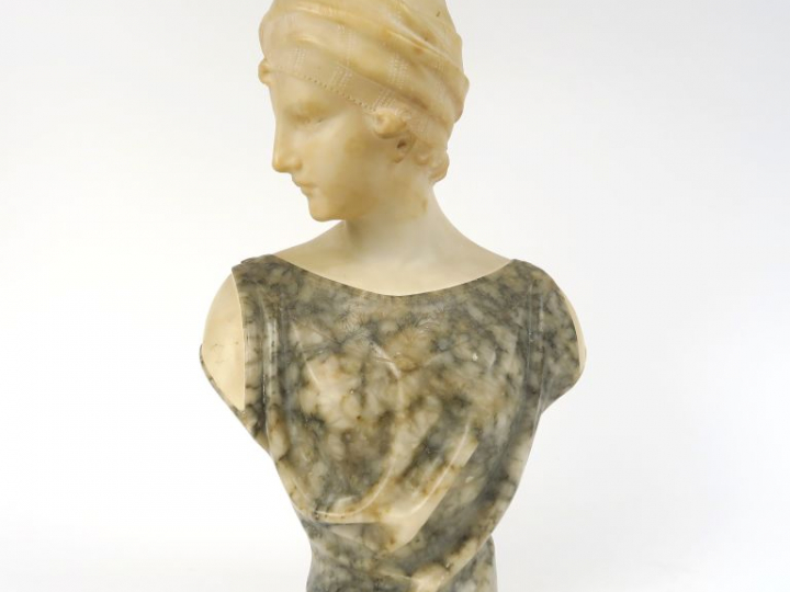 PUGI "Jeune femme au fichu" Sculpture en albâtre. Signée.  H. 43 cm