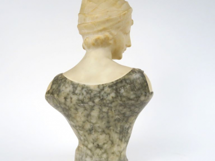 PUGI "Jeune femme au fichu" Sculpture en albâtre. Signée.  H. 43 cm