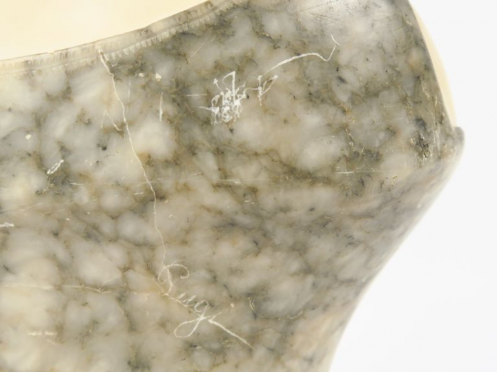 PUGI "Jeune femme au fichu" Sculpture en albâtre. Signée.  H. 43 cm