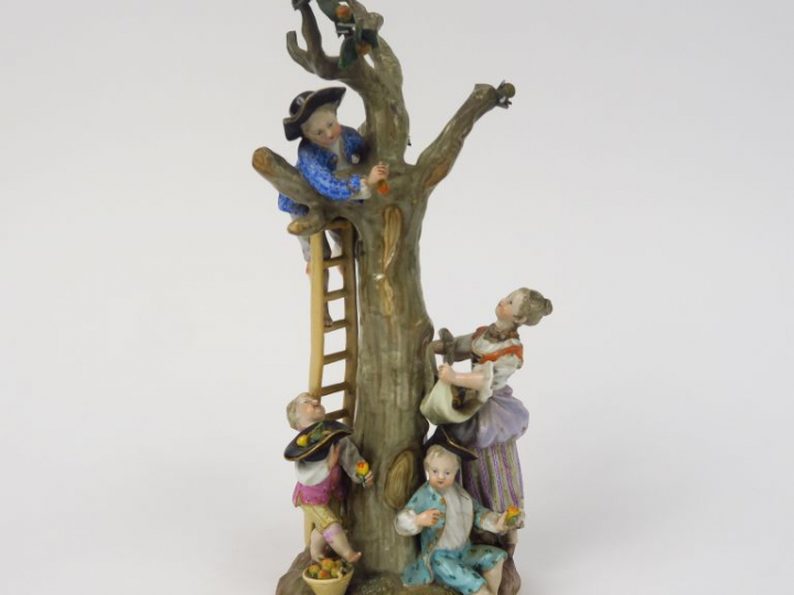 SAXE.  "La cueillette" Groupe XIXème en porcelaine polychrome. Signé. 