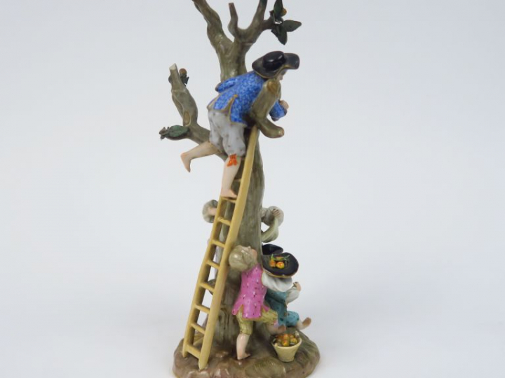 SAXE.  "La cueillette" Groupe XIXème en porcelaine polychrome. Signé. 