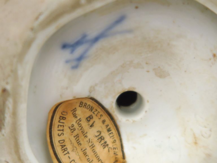 SAXE.  "La cueillette" Groupe XIXème en porcelaine polychrome. Signé. 