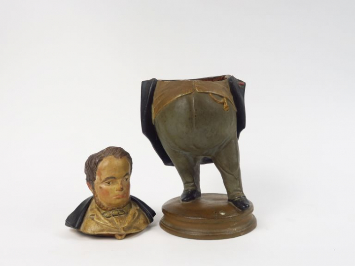 Pot à tabac XIXème en terre cuite patinée et polychrome figurant un ho