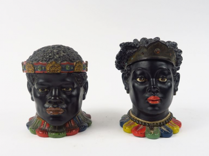Deux différents pots à tabac en stuc polychrome figurant deux jeunes a