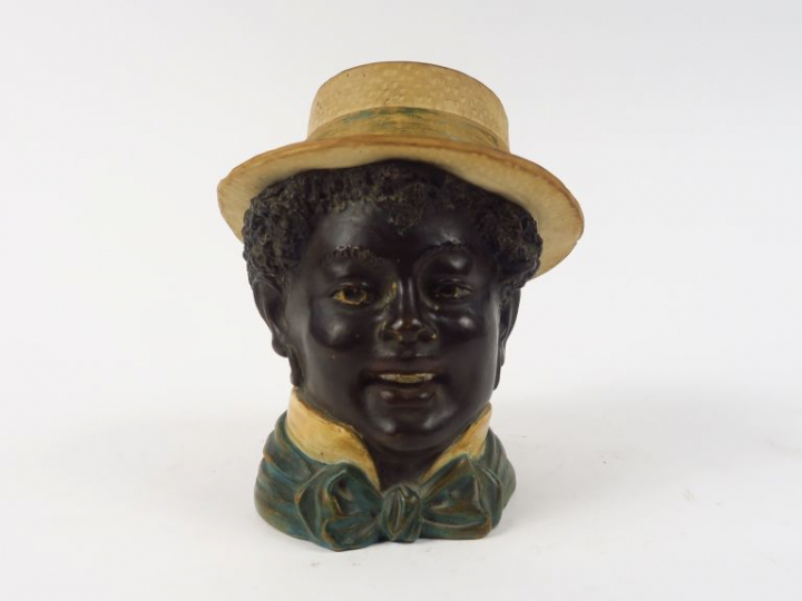 Pot à tabac en stuc polychrome figurant un jeune noir américain au cha