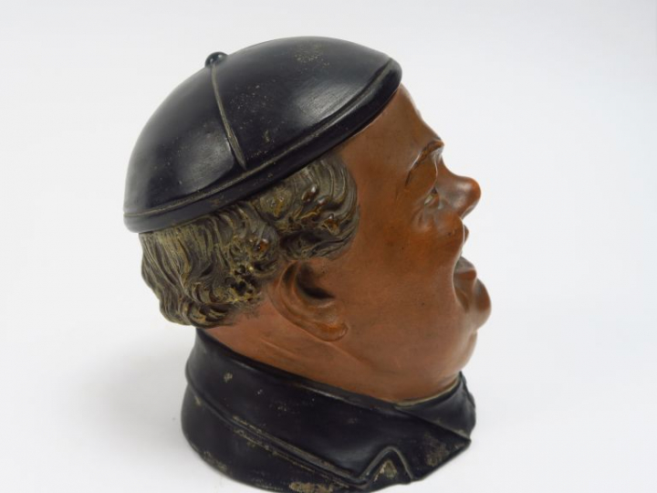 Pot à tabac fin XIXème en stuc polychrome en forme de curé riant.  H. 