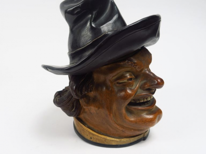 Pot à tabac fin XIXème en stuc polychrome figurant un médecin riant.  