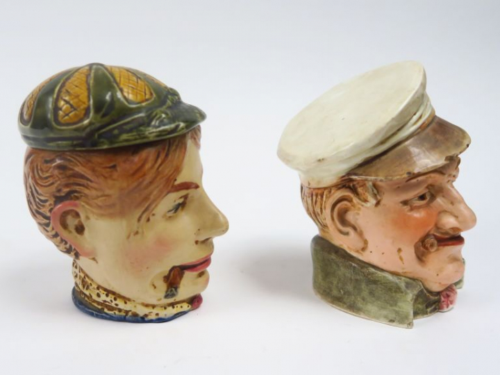 Deux différents pots à tabac 1900 en céramique polychrome "Homme à la 
