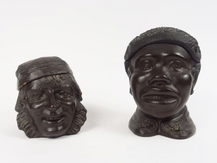 Deux différents pots à tabac fin XIXème en terre cuite à patine brune 