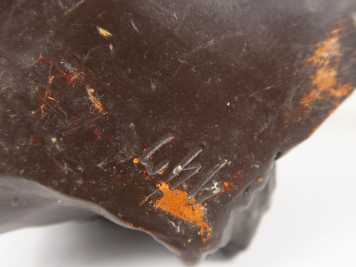 Deux différents pots à tabac fin XIXème en terre cuite à patine brune 