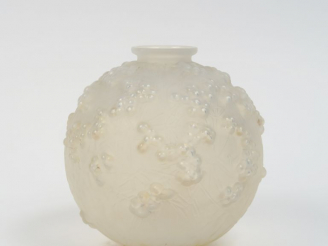 Vente aux enchères R. LALIQUE Vase boule en verre opalescent, modèle "Druide". Signé. H. 