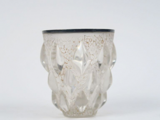 Vente aux enchères R. LALIQUE  Vase en verre moulé-pressé, modèle "Rampillon".  Signé.  H
