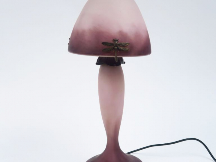 Le Verre Français Lampe champignon en verre mauve et rose.  Monture en