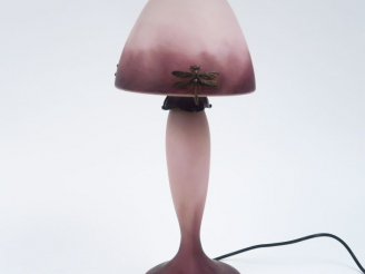 Vente aux enchères Le Verre Français Lampe champignon en verre mauve et rose.  Monture en