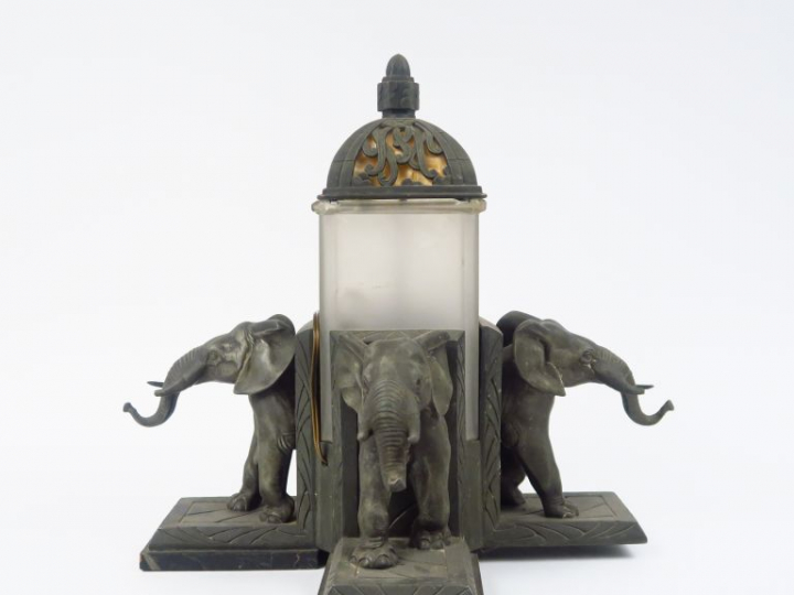 Veilleuse 1930 en marbre, régule et verre, à décor d'éléphants.  H. 37
