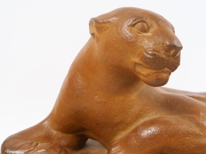 G. HILBERT "Panthère" Grande sculpture en grés. Signée. Datée 1956. Ma