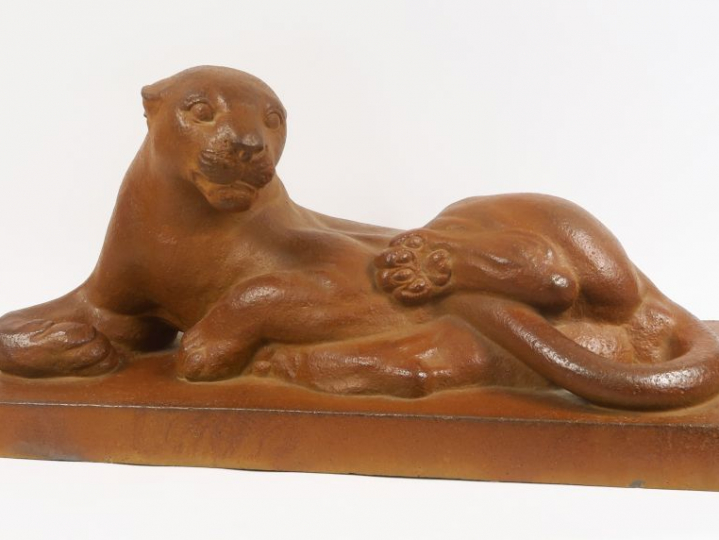 G. HILBERT "Panthère" Grande sculpture en grés. Signée. Datée 1956. Ma