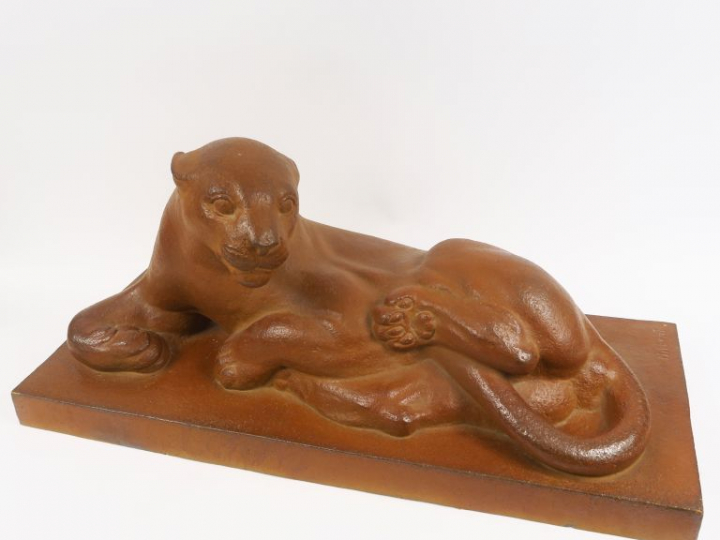 G. HILBERT "Panthère" Grande sculpture en grés. Signée. Datée 1956. Ma