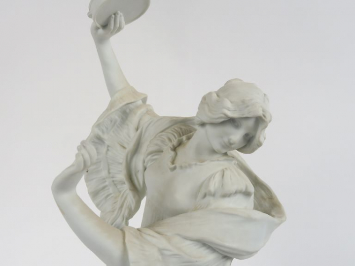 Agathon LEONARD "La joueuse de tambourin" Sujet en biscuit de Sèvres. 