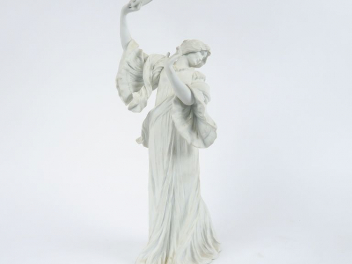 Agathon LEONARD "La joueuse de tambourin" Sujet en biscuit de Sèvres. 