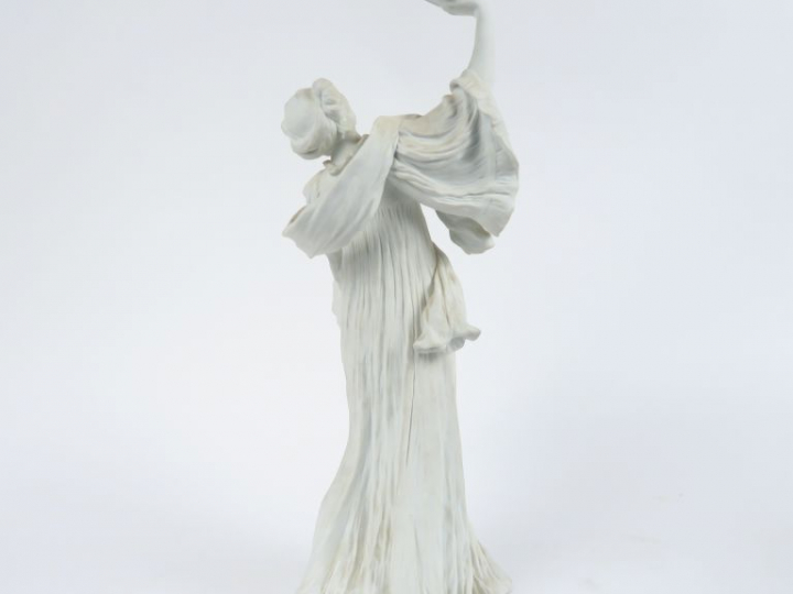 Agathon LEONARD "La joueuse de tambourin" Sujet en biscuit de Sèvres. 