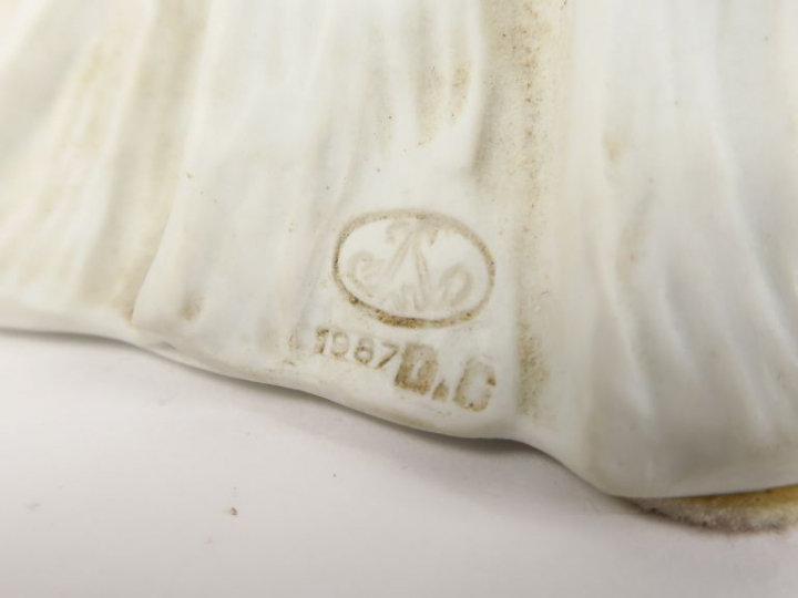 Agathon LEONARD "La joueuse de tambourin" Sujet en biscuit de Sèvres. 