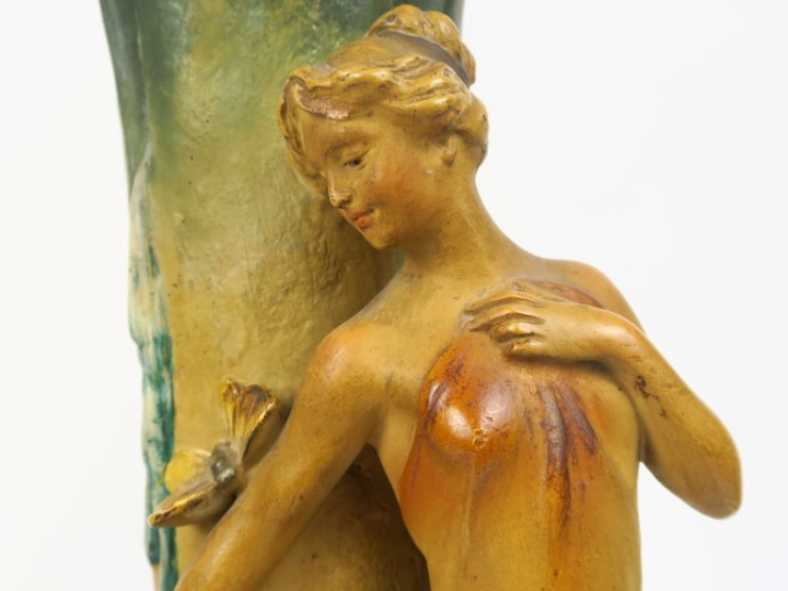 Paire de vases de style Art Nouveau en stuc polychrome, à décor en rel