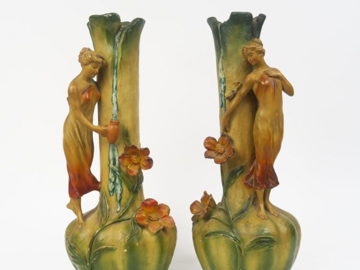 Paire de vases de style Art Nouveau en stuc polychrome, à décor en rel