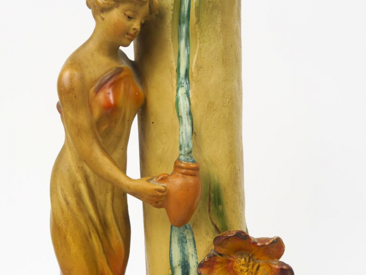 Paire de vases de style Art Nouveau en stuc polychrome, à décor en rel