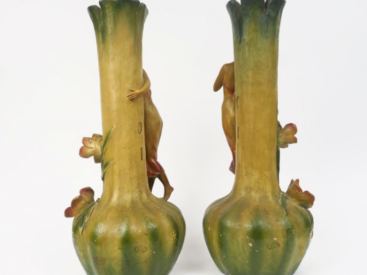 Paire de vases de style Art Nouveau en stuc polychrome, à décor en rel