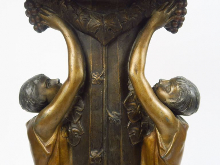 P. SEGA  Sellette 1930 en régule et marbre, à décor de deux fillettes 