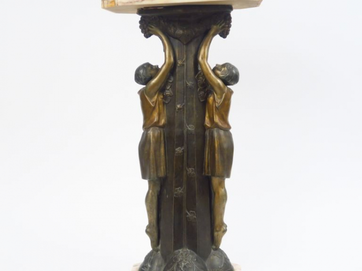 P. SEGA  Sellette 1930 en régule et marbre, à décor de deux fillettes 