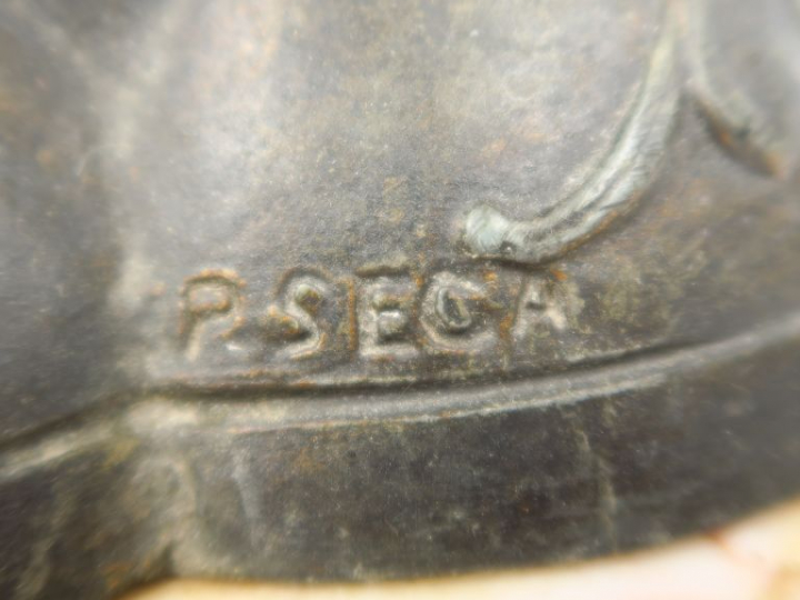 P. SEGA  Sellette 1930 en régule et marbre, à décor de deux fillettes 
