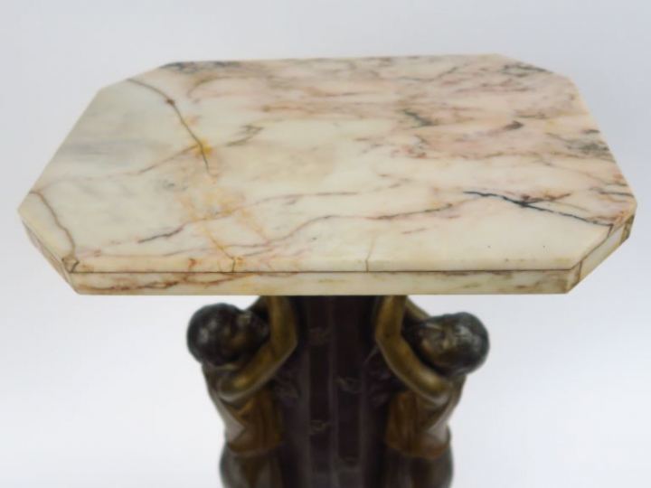 P. SEGA  Sellette 1930 en régule et marbre, à décor de deux fillettes 