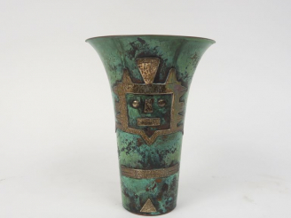 Vente aux enchères Vase en dinanderie de style mexicain en métal bicolore.  H. 21 cm