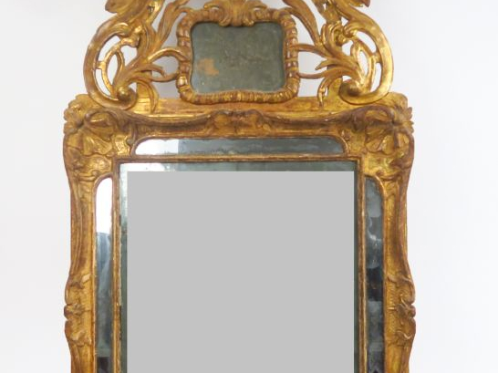 Miroir à parecloses Louis XV en bois et stuc doré, fronton orné d'une 