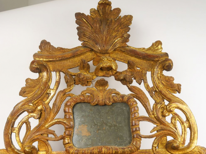 Miroir à parecloses Louis XV en bois et stuc doré, fronton orné d'une 