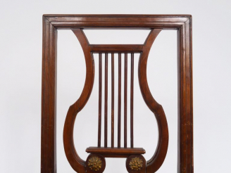 Vente aux enchères Chaise de style Louis XVI en acajou, dossier à décor de lyre, reposant