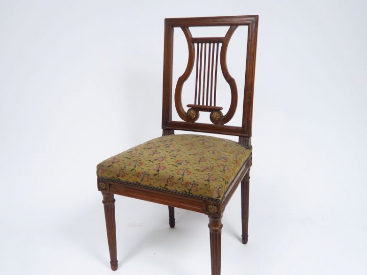 Chaise de style Louis XVI en acajou, dossier à décor de lyre, reposant
