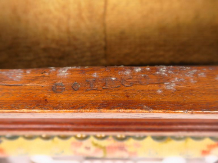 Chaise de style Louis XVI en acajou, dossier à décor de lyre, reposant