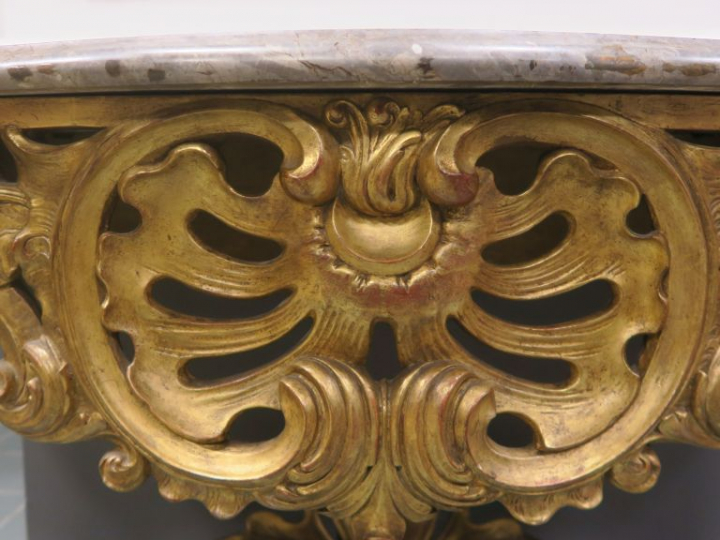 Console de style Louis XV en bois doré sculpté Dessus marbre gris. 78 